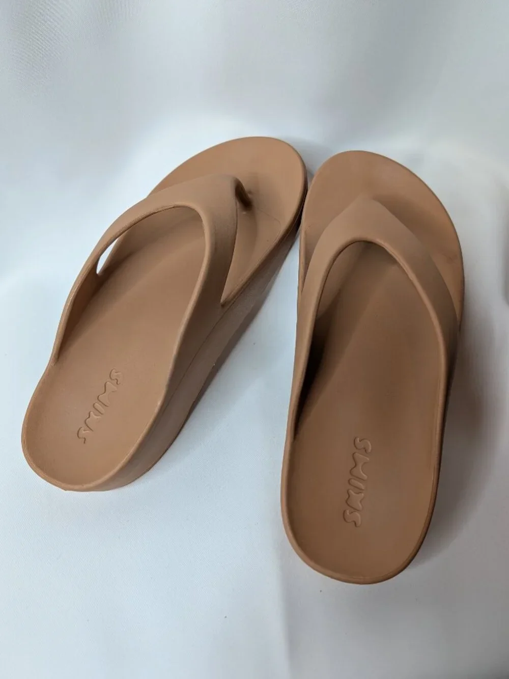 SKIMS Molded Platform Sandal Thong Slide - Almond Tan - size 39 (8.5)